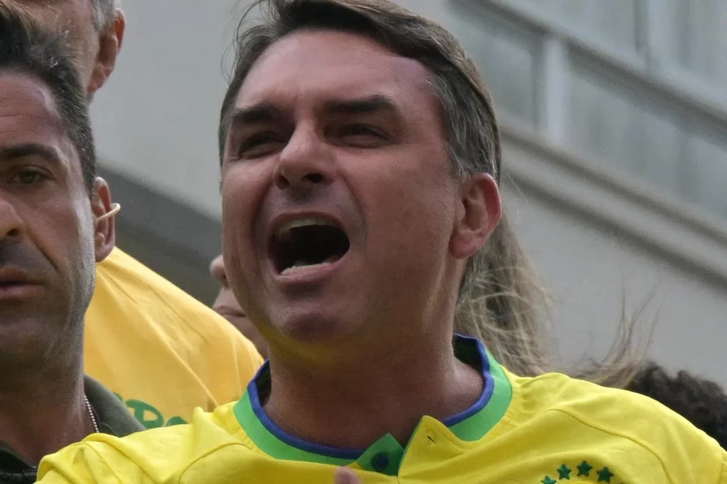 Rejeição a Flávio Bolsonaro sobe e acende alerta máximo na reta final da eleição