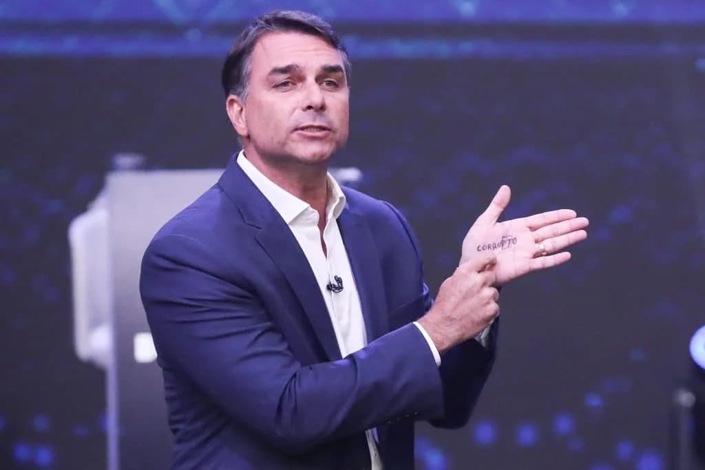 Vídeo em que Flávio Bolsonaro defende legalizar milícias volta à tona e choca o país