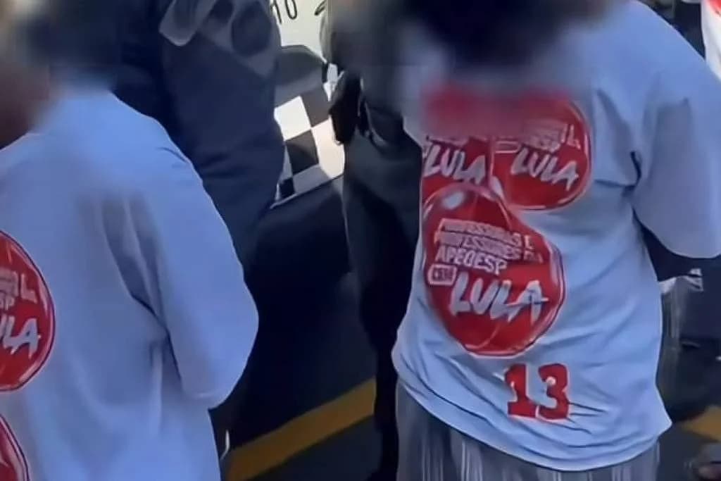 Escândalo: PMs são investigados por obrigar detidos a vestir camisetas de Lula