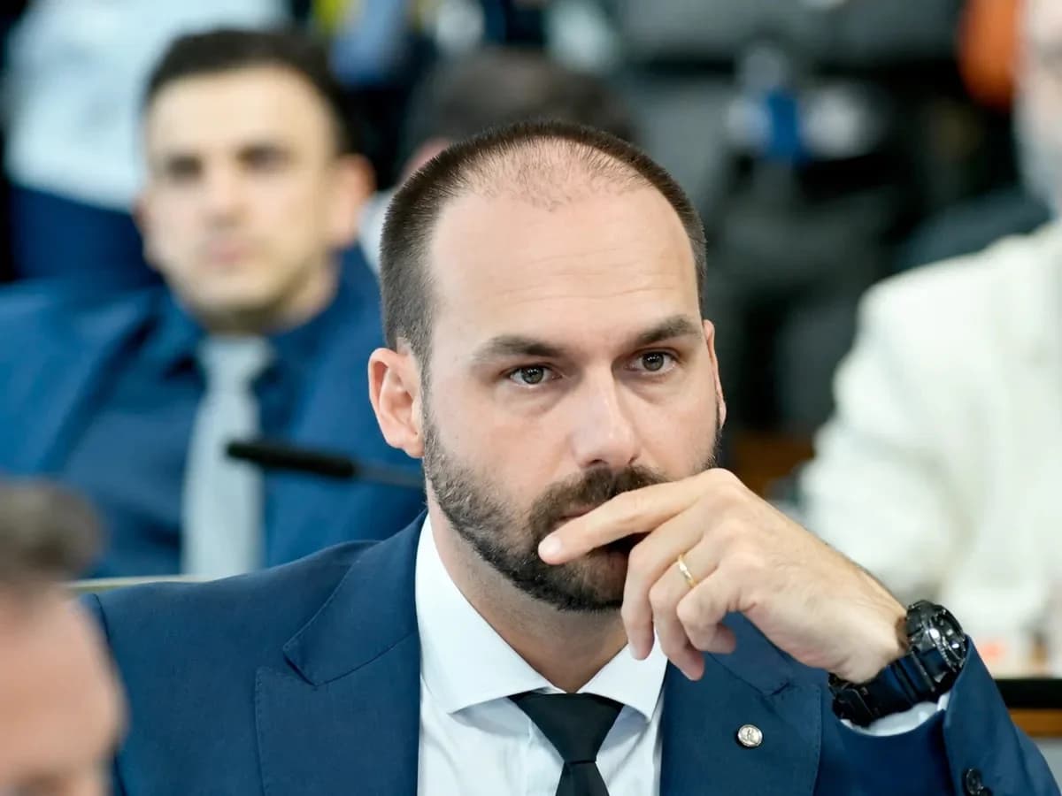 Em pânico com vitória iminente de Lula, Eduardo Bolsonaro prega fuga de Flávio do Brasil