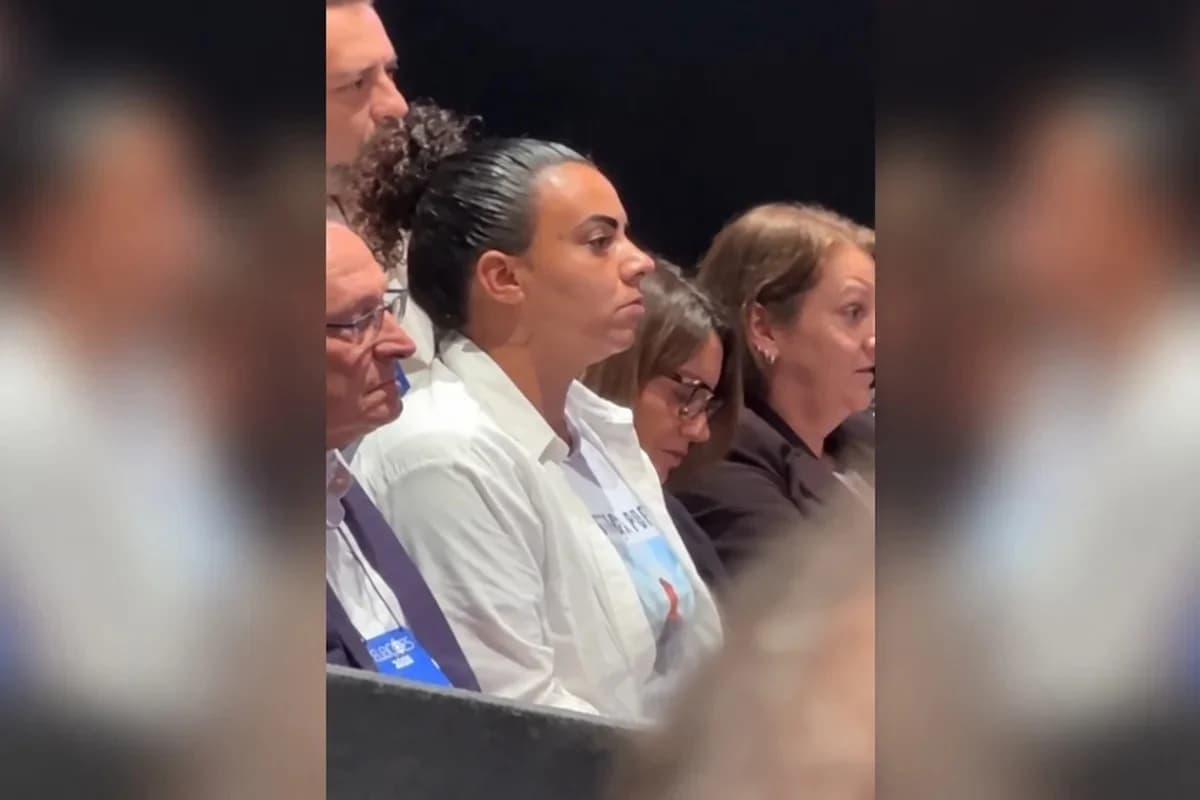 Mãe de menina assassinada desmente Flávio Bolsonaro durante debate