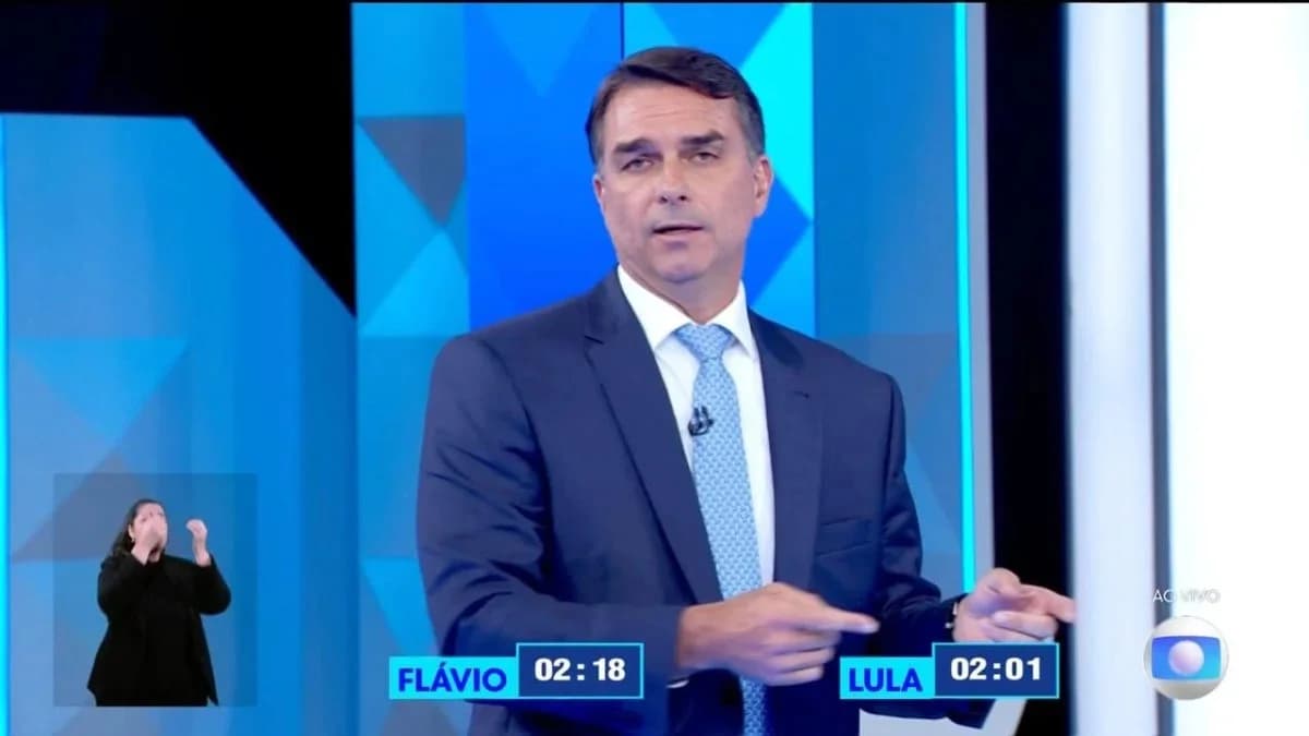Encurralado por Lula em debate, Flávio Bolsonaro erra nome de mãe de menina morta