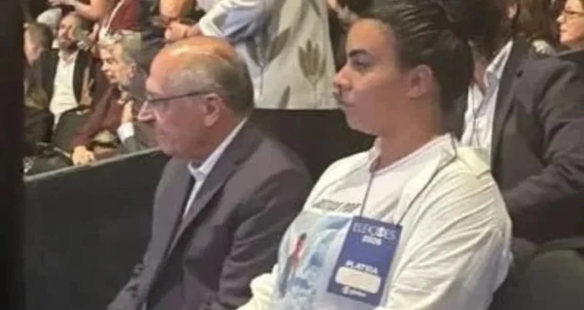 Mãe de menina assassinada se une a Lula em Copacabana após embate com Flávio Bolsonaro