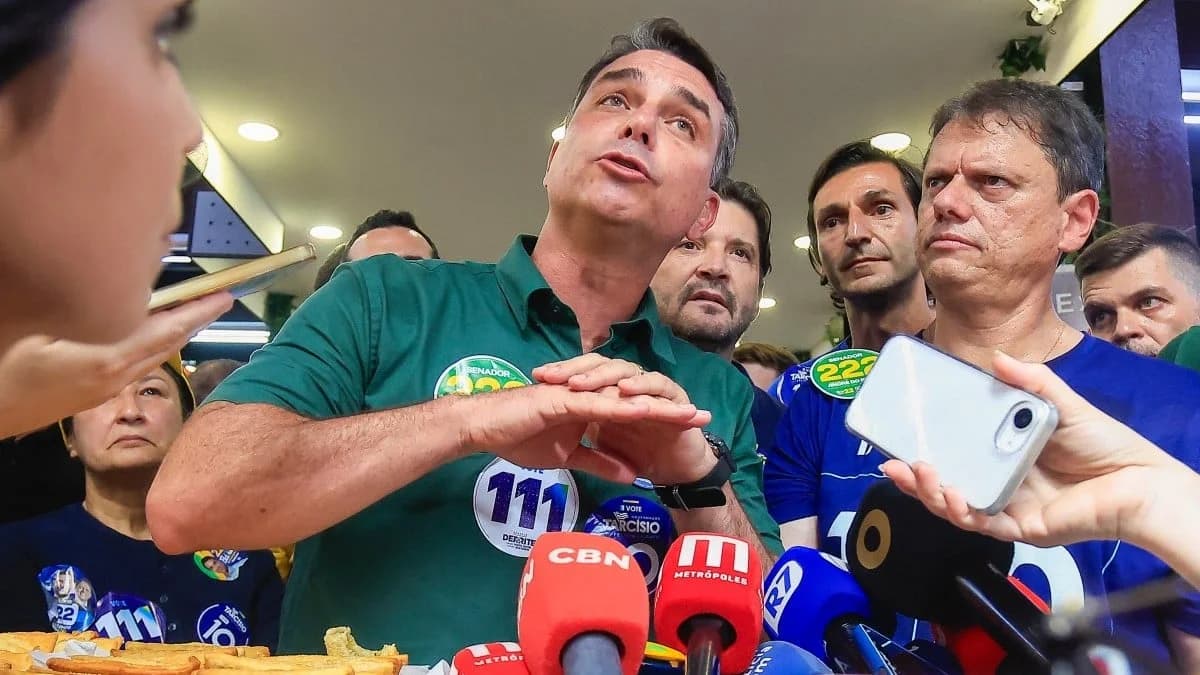 Risco nas seções: Flávio Bolsonaro convoca militância para vigiar mesários