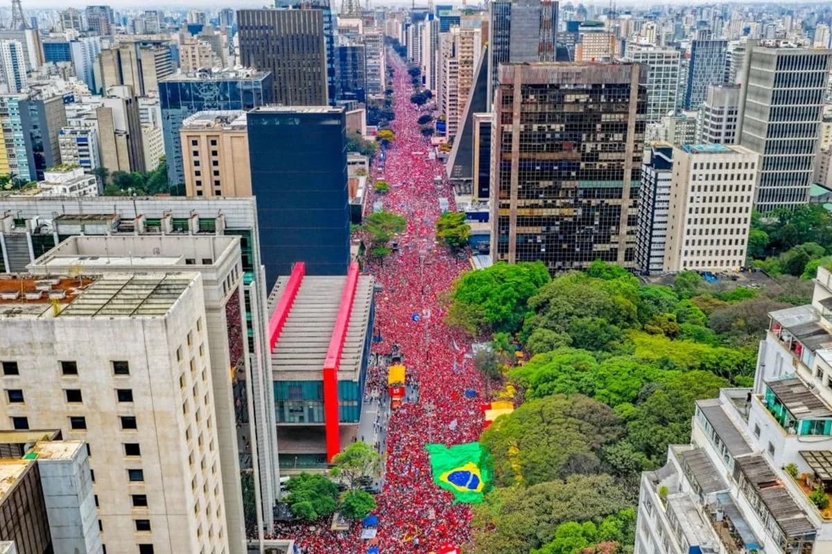 Democracia em alerta: mobilização popular histórica toma as ruas em apoio a Lula