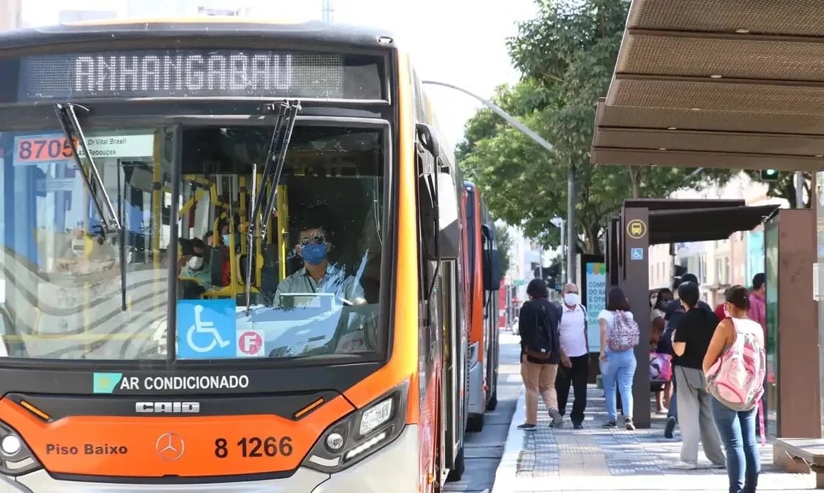 Corte de ônibus em SP trava transporte e prejudica eleitores de Lula na periferia