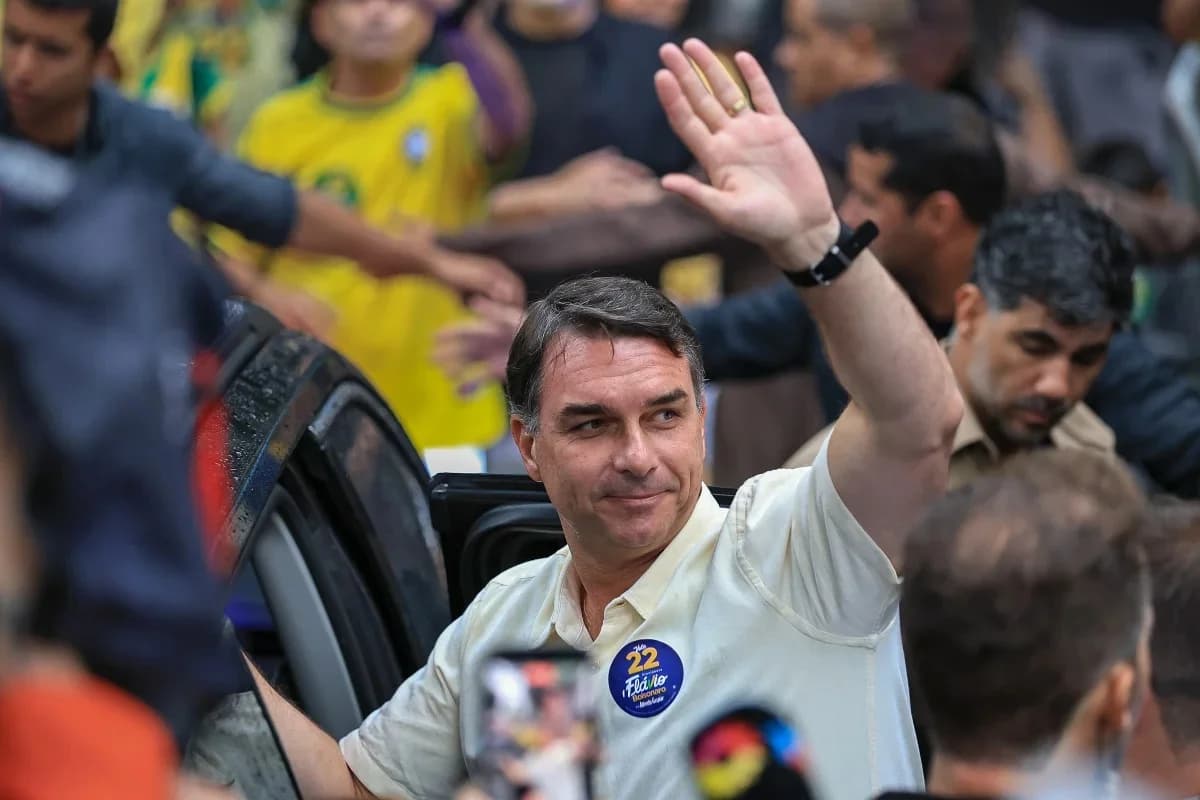 PF cerca clã Bolsonaro e Flávio é proibido de deixar o país