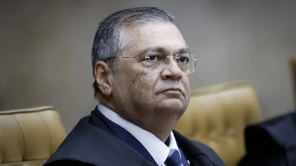 Dino aciona PF para apurar interferência dos EUA na campanha de Flávio Bolsonaro