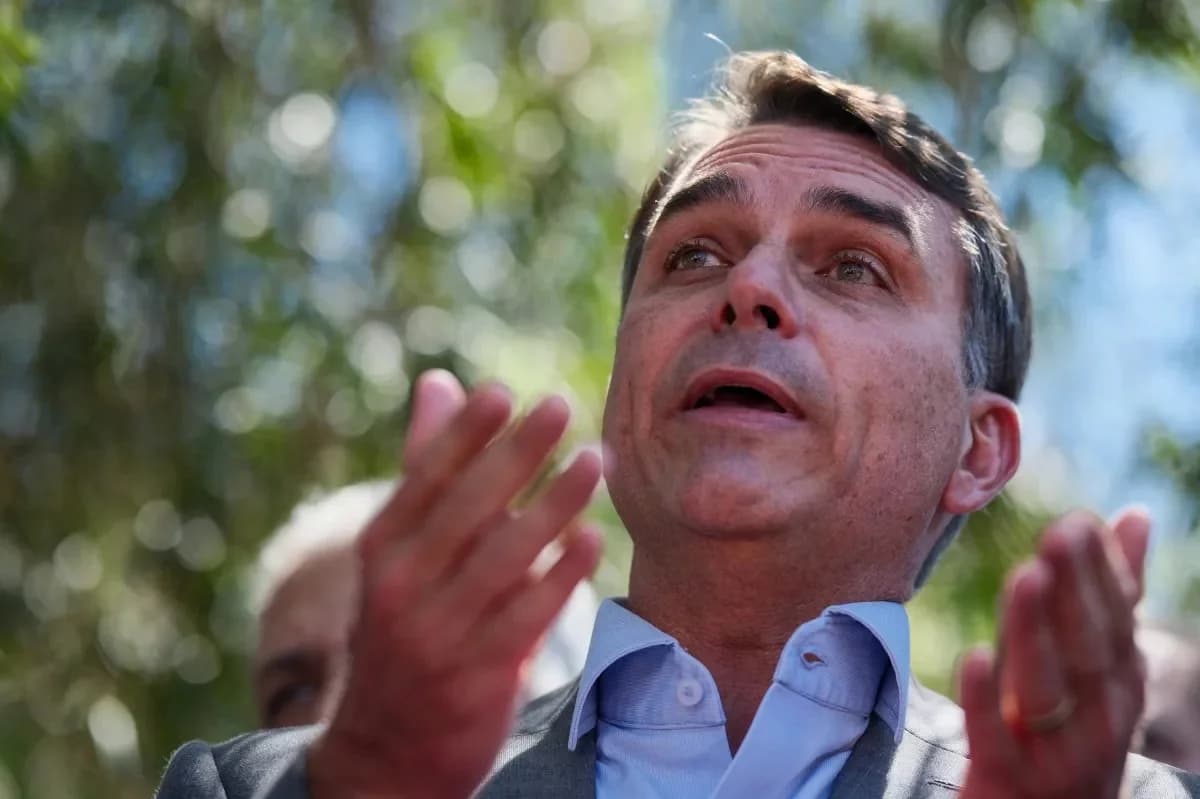 Flávio Bolsonaro foge do Brasil em jato ligado a esquema de corrupção na Argentina