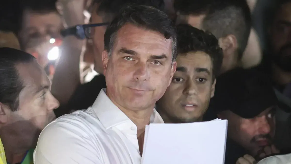 Partidos isolam Flávio Bolsonaro após fuga e desmentem farsa sobre urnas
