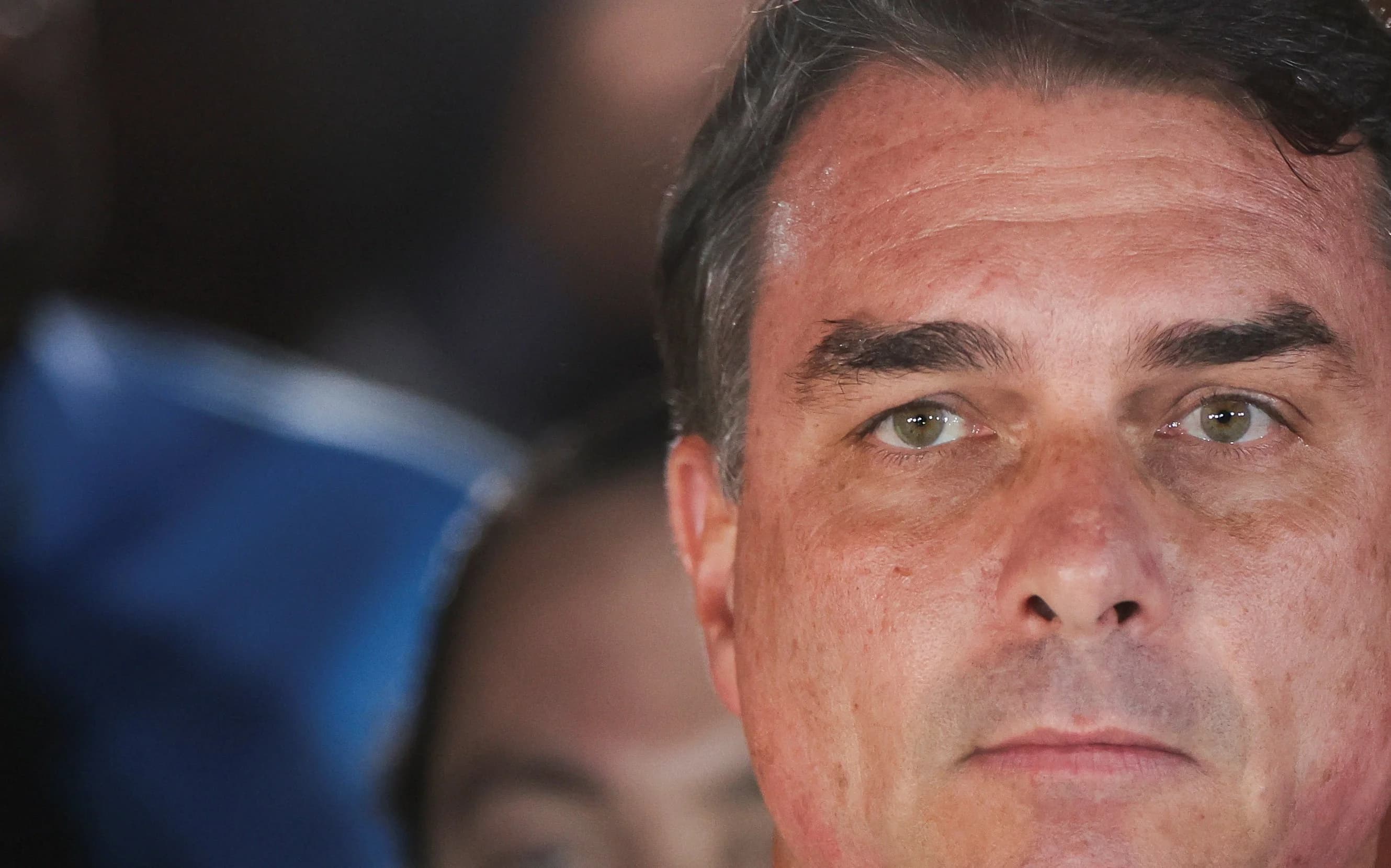 Fuga planejada: Flávio Bolsonaro escapa para os EUA após ordem para entregar passaporte