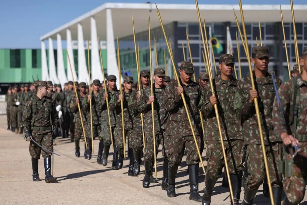 Governo corta verbas militares para priorizar remédios e benefícios sociais
